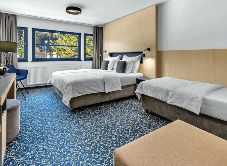 Pokój z dodatkowym łóżkiem i rozkładanym fotelem