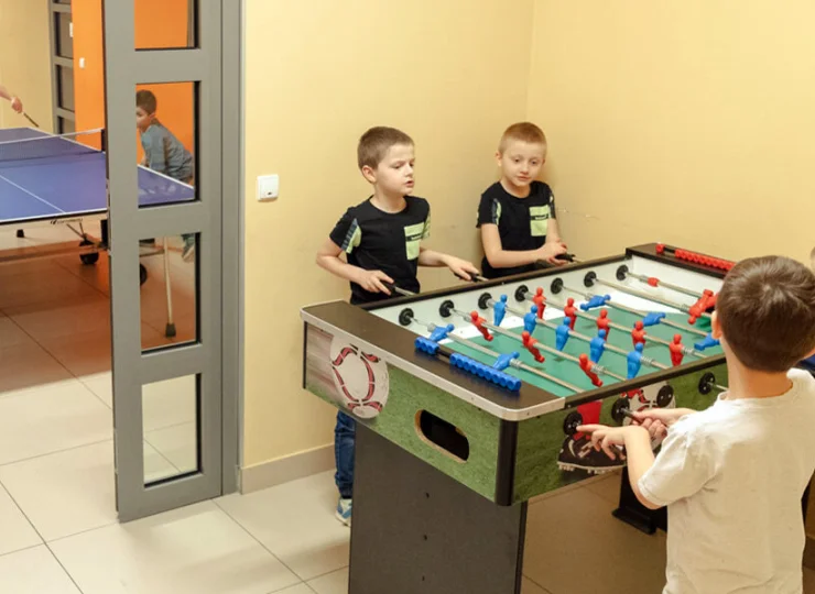 Dzieci mogą pograć w piłkarzyki oraz ping-ponga