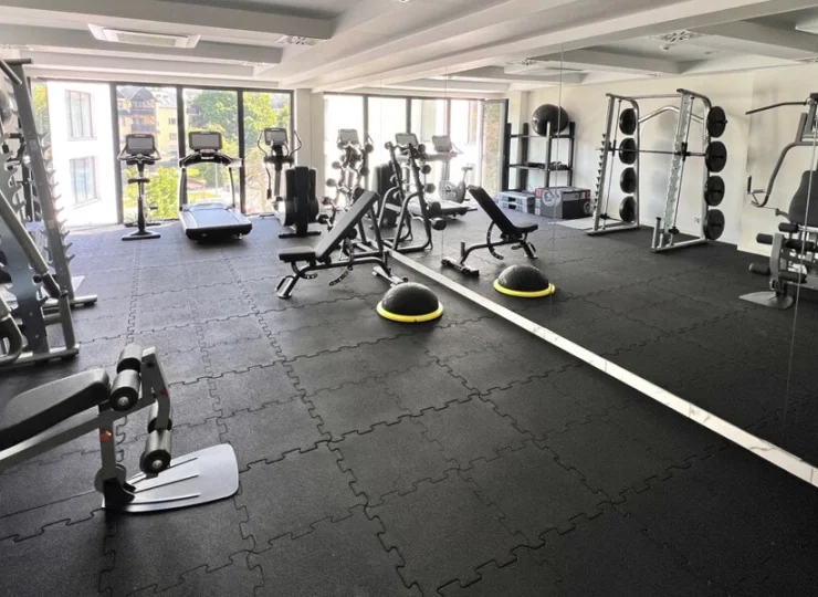 Przestrzeń zawiera różnorodne sprzęty do ćwiczeń