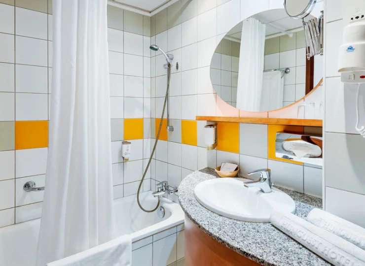 W łazienkach jest wanna, suszarka do włosów