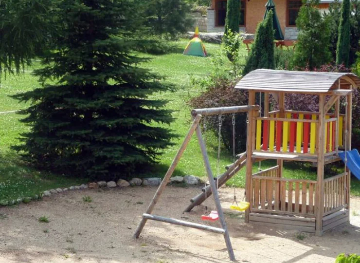 Dzieci mogą bawić się także na świeżym powietrzu