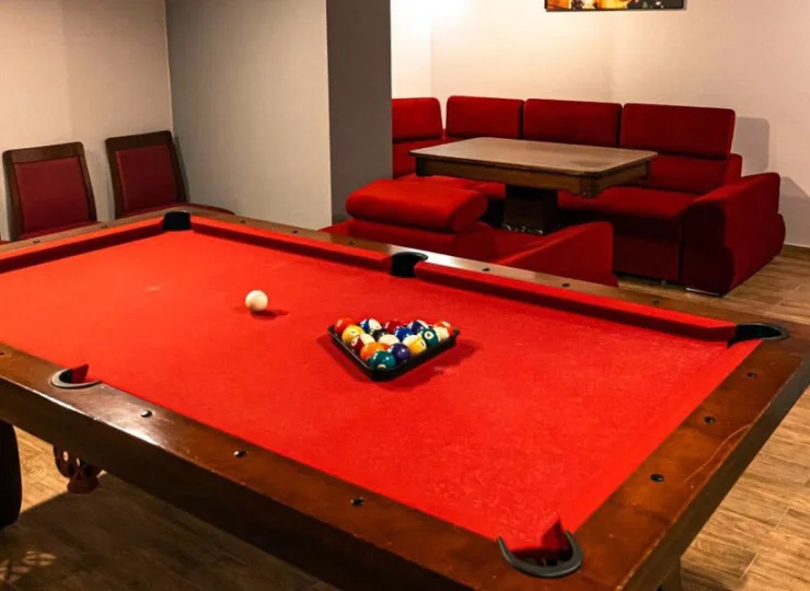 Jest także stół do gry w bilard i drink bar