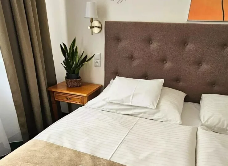 Przy łóżku są lampki do czytania i gniazdka elektryczne