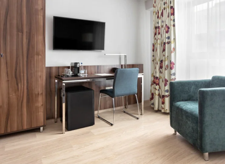 W każdym pokoju jest też nowoczesna lodówka hotelowa