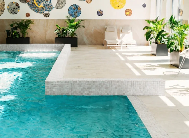 Strefa basenowa składa się z krytego basenu, brodzika i basenu zewnętrznego