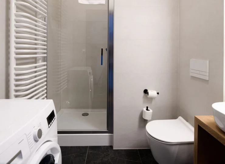 Dużą zaletą łazienek w Miodova Inspire Residence jest pralka