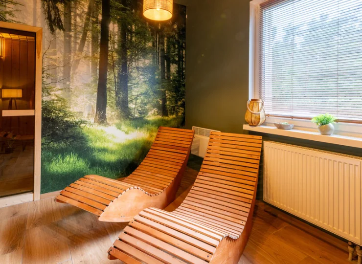 Przy saunie jest wypoczywalnia