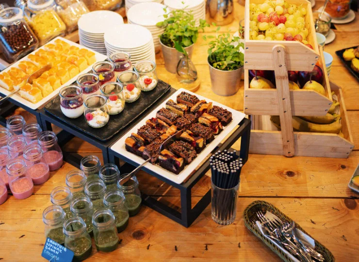 Śniadanie jest podawane w formie bufetu