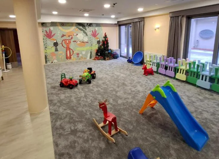 Dla dzieci przygotowano przestronną salę zabaw