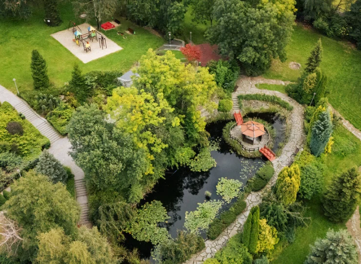 Ogród został starannie zaprojektowany i zaaranżowany