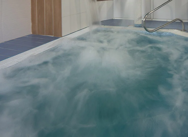 Przy tym basenie jest stanowisko z kaskadą do hydromasażu