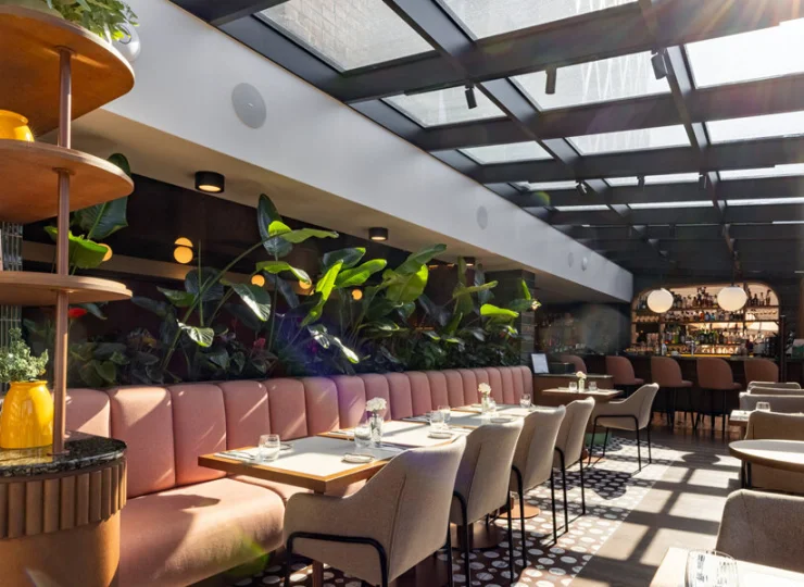 Restauracja oferuje nowoczesną przestrzeń i panoramiczne okna