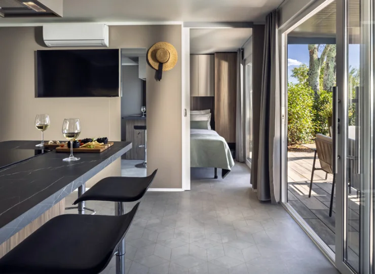 Do salonu przylegają 2 sypialnie i 2 łazienki