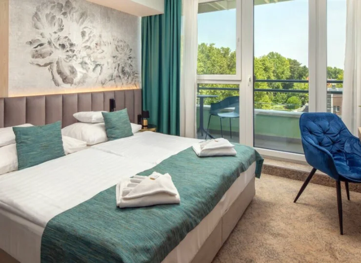Hotel proponuje pobyt w przestronnych i wygodnych pokojach