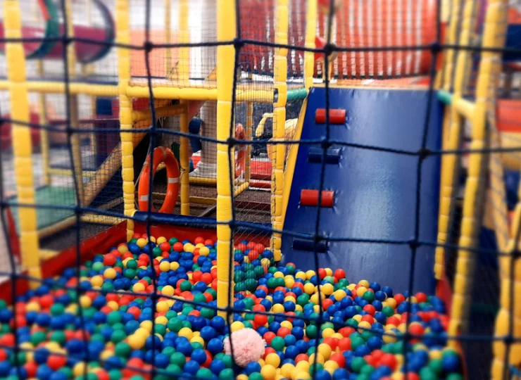 W sali zabaw znajduje się dwupoziomowy małpi gaj