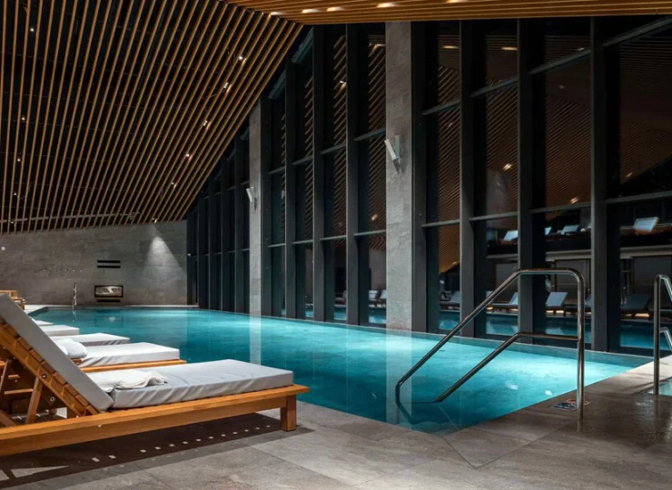 Swissôtel Damian Jasna dysponuje wewnętrznym i zewnętrznym basenem