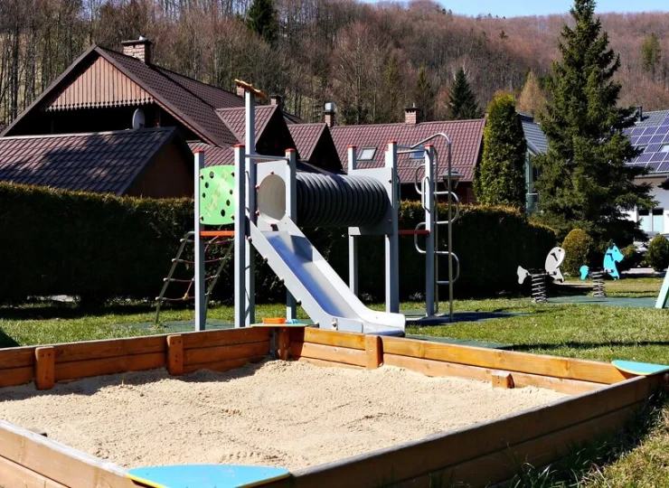 Dzieci mogą rozerwać się się na placu zabaw