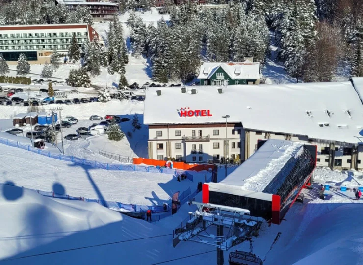 Hotel jest położony tuż przy stoku narciarskim i dolnej stacji kolejki