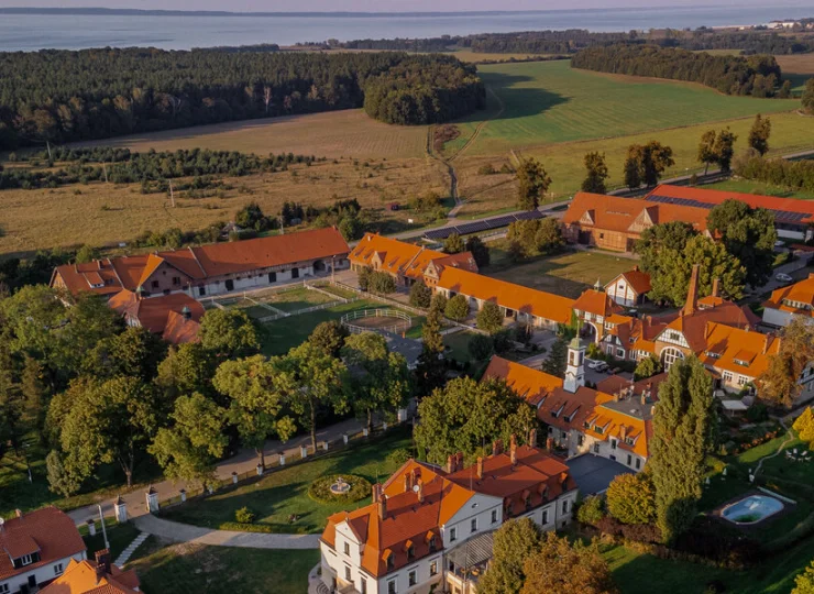 Kadyny Folwark Hotel & SPA*** zlokalizowany jest we wsi Kadyny, pod Elblągiem