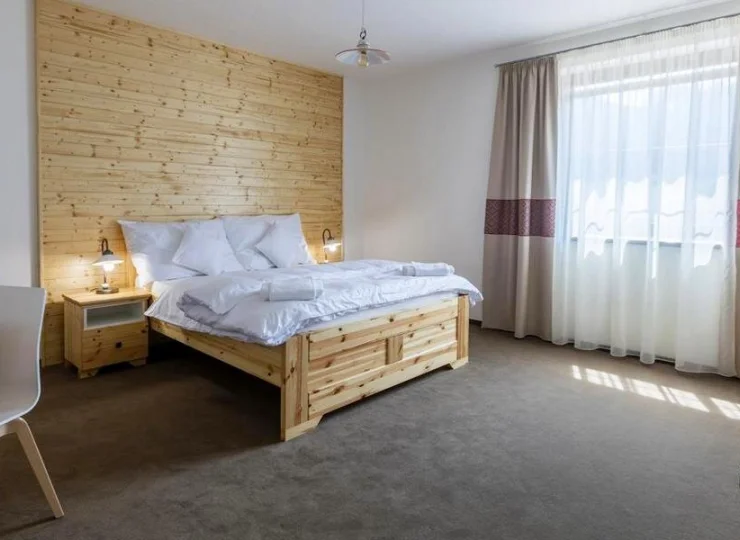 Oprócz salonu z łóżkiem i rozkładaną sofą jest tu też osobna sypialnia