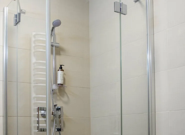 Jest tu kabina prysznicowa, suszarka do włosów, kosmetyki