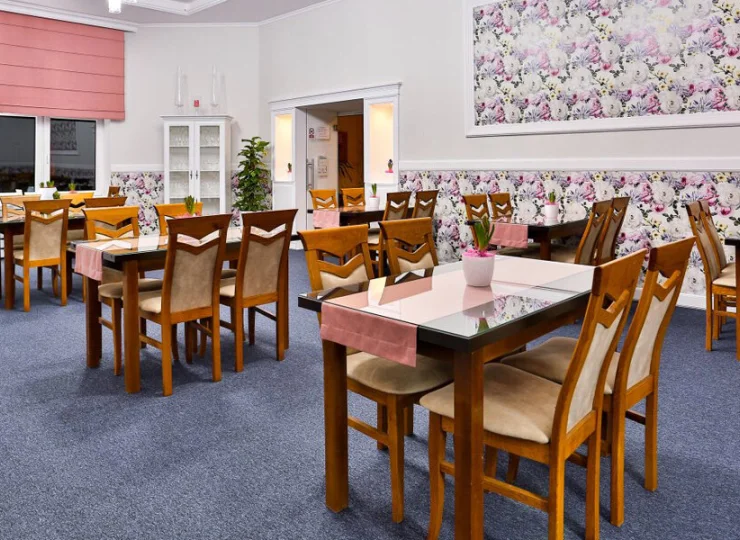 W hotelu znajduje się restauracja oferująca tradycyjne dania kuchni polskiej