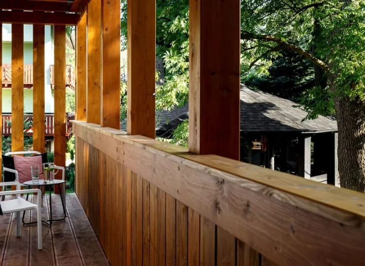 Większość pokoi w obiekcie ma drewniany balkon