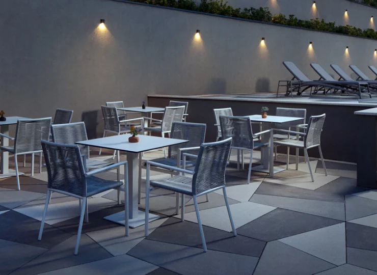 Pool bar pozwala na relaks przy stoliku lub na leżaku