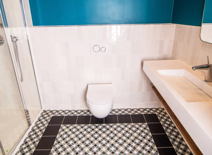 W łazience są także kosmetyki i suszarka do włosów