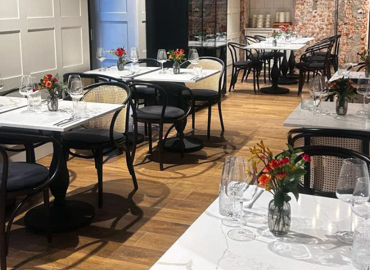 W zabytkowych wnętrzach mieszczą się restauracja śniadaniowa i a la carte