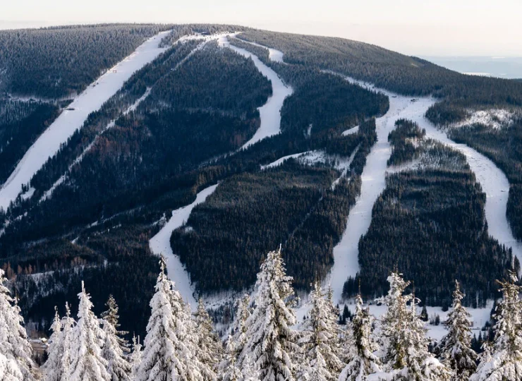 Widok stoków w Szpindlerowym Młynie z wierzchołka góry Medvědín