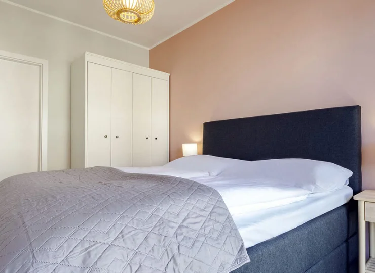 W sypialni mieści się pojemna szafa