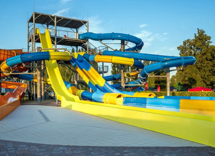 Kilka zjeżdżalni o różnym stopniu trudności zapewni adrenalinę całej rodzinie