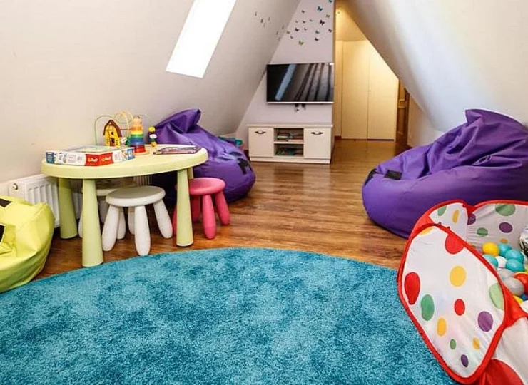 Na dzieci czeka kolorowa sala zabaw