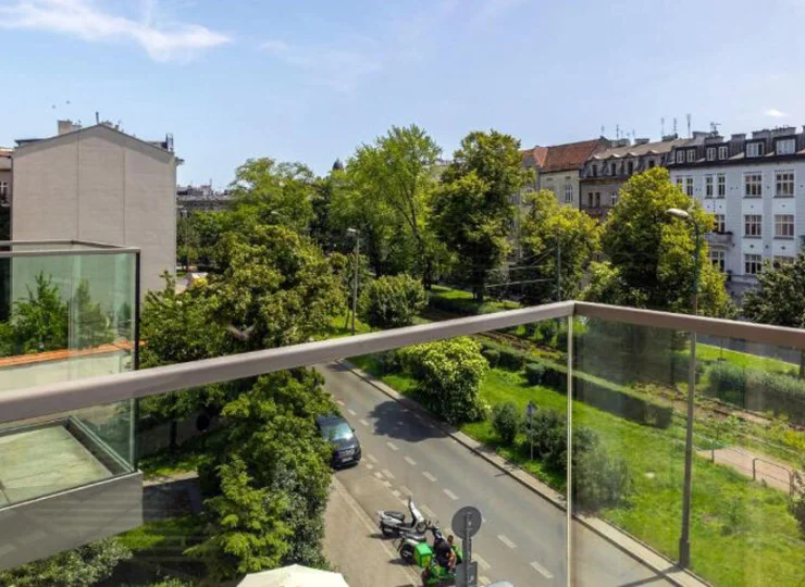 Niektóre okna i balkony wychodzą na Planty przy ul. Dietla