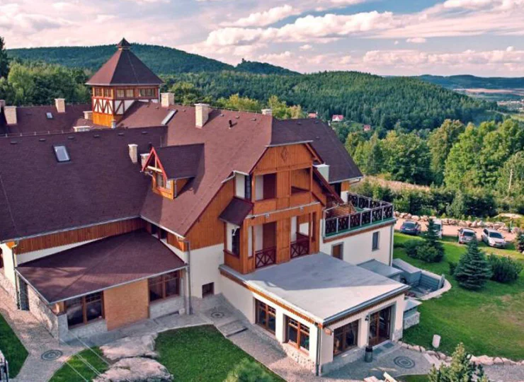 Kameralny hotel mieści się pomiędzy Karpaczem i Szklarską Porębą