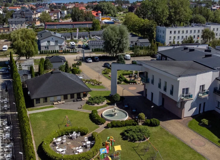 Hotel sąsiaduje z Ferry Resort