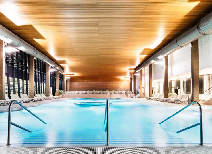 Jeden z wewnętrznych basenów termalnych w hotelu