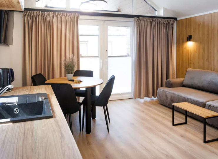 Domek premium plus jest najbardziej przestronny, ma 46 m2 powierzchni