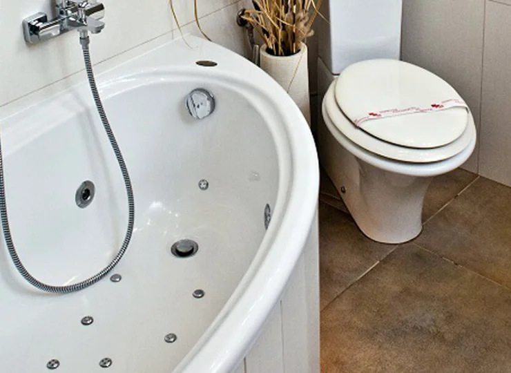 Łazienka apartamentu komfort z wanną do hydromasażu
