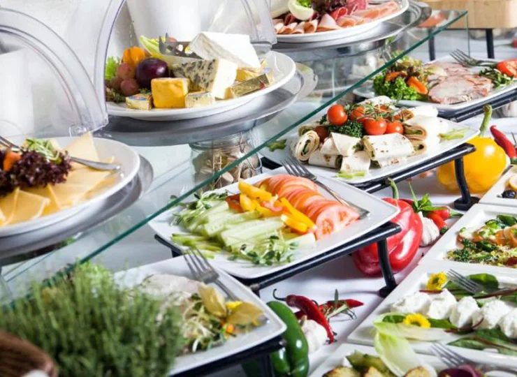 Każdy dzień zaczyna się od śniadania w formie bufetu