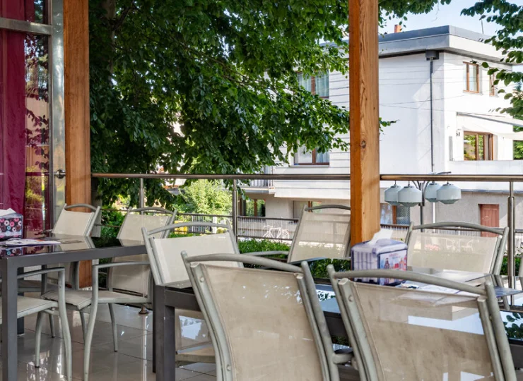 W obiekcie znajduje się drink bar z tarasem