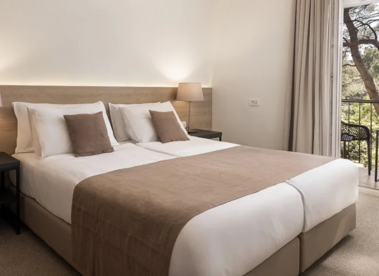 Pokoje superior oraz apartamenty mają balkony