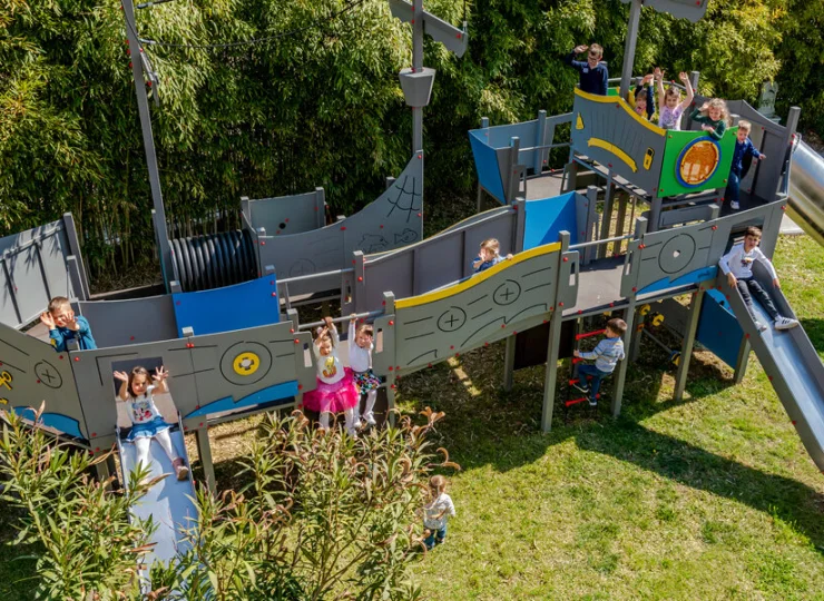 Dla dzieci przygotowano plac zabaw w ogrodzie