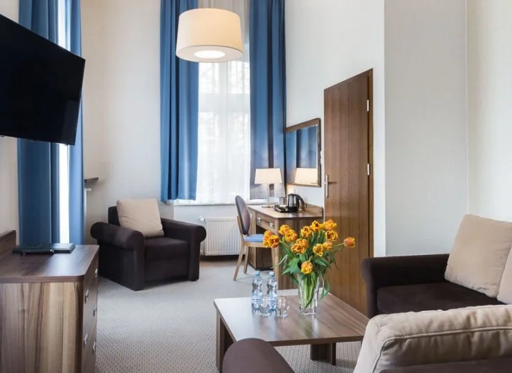 Apartament ma osobno salon i sypialnię