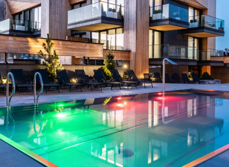 Basen jest całoroczny, z podgrzewaną wodą