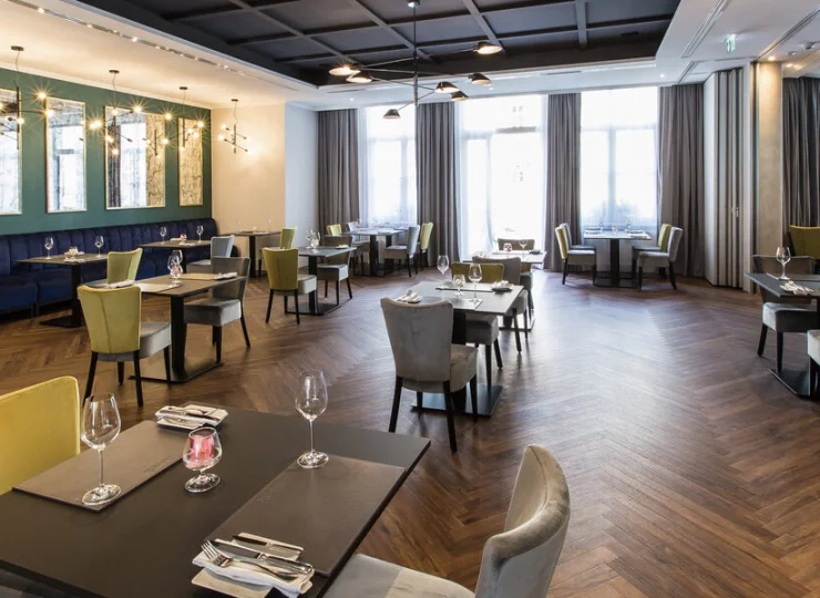 Rano restauracja podaje gościom bufetowe śniadanie