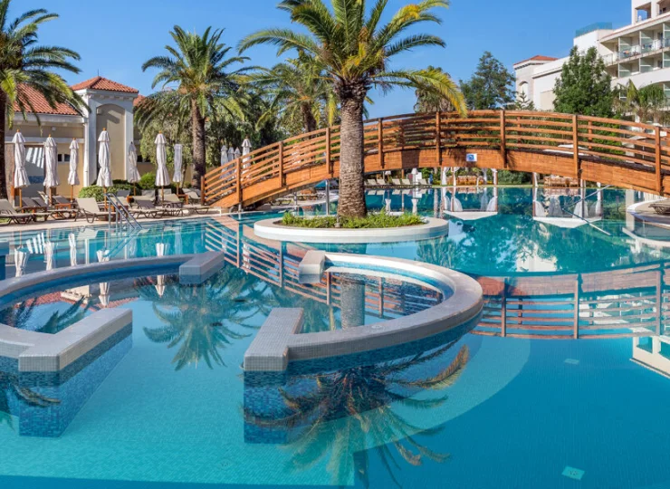 Hotel posiada piękną strefę basenową pełną atrakcji