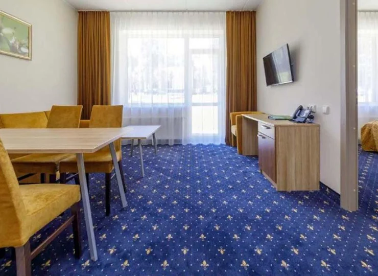 Przestronne pokoje Family Lux 2+2 mają łóżko i dodatkowo sofę