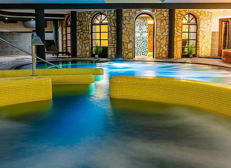 Strefa basenowa z atrakcjami wodnymi